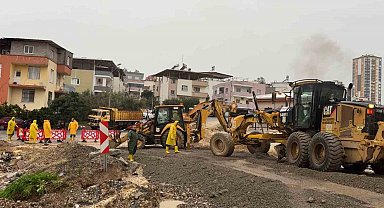 Tarsus'ta sağanak yağışlara ekipler anında müdahale etti