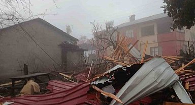 Tarsus'ta yağmur ve fırtına hayatı olumsuz etkiledi