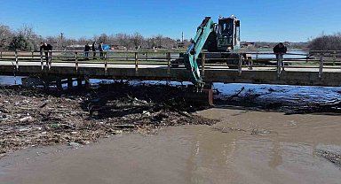 Taşkın nedeniyle kapanan tarihi köprü gözleri açılıyor