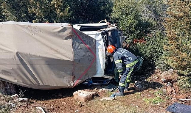 Tavas'ta devrilen kamyonet içerisinde mahsur kalan 2 kişi ve 10 küçükbaş sağ kurtuldu