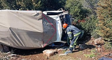 Tavas'ta devrilen kamyonet içerisinde mahsur kalan 2 kişi ve 10 küçükbaş sağ kurtuldu