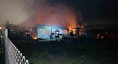 Tekirdağ'da kır evi alev alev yanarak küle döndü