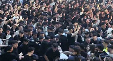 Tekme tokat darp edildi, çevredekiler aldırış etmeden müziğe ayak uydurdu