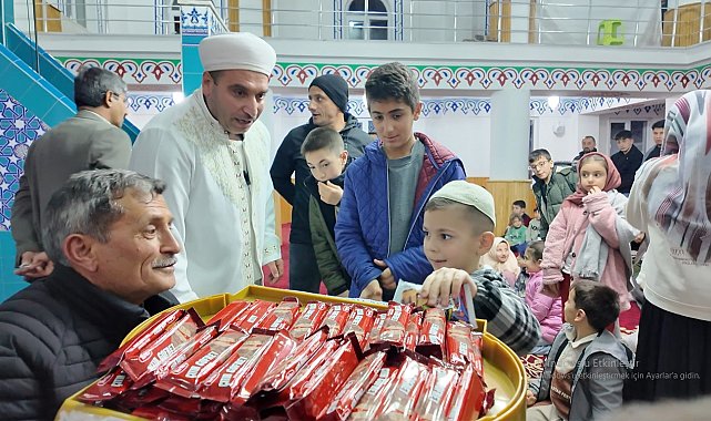 Teravihe gelen çocuklara imamdan ikramlar