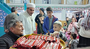 Teravihe gelen çocuklara imamdan ikramlar