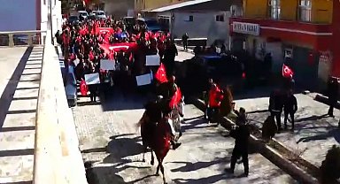 Tercan'da Kaymakam Duman'a şemsiye tartışması sonrası destek yürüyüşü