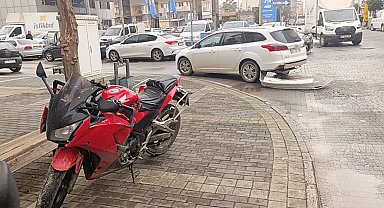 Ters yönden gelen motosikletin otomobille çarpışma anı kamerada: 1 yaralı