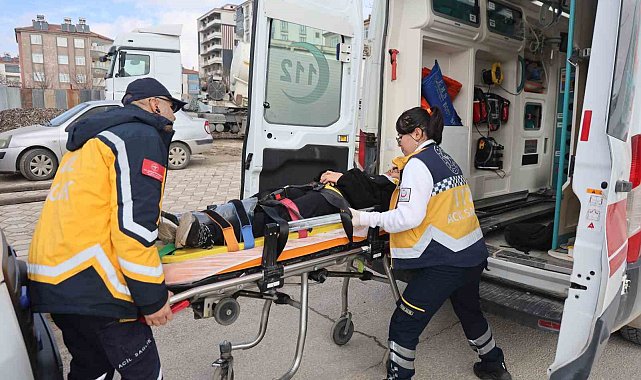 Ters yöne giren kamyonet, öğrenci servisine çarptı: 9 yaralı