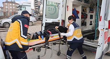 Ters yöne giren kamyonet, öğrenci servisine çarptı: 9 yaralı