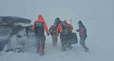 Tipide araçlarıyla mahsur kalan vatandaşları AFAD ekipleri kurtardı