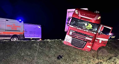 Tır devrilmekten son anda kurtuldu