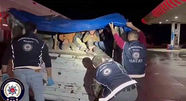 Tır dorsesinde branda altında saklanan 12 kaçak göçmen yakalandı