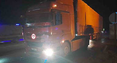 Tır ile ticari taksi çarpıştı: 1 yaralı