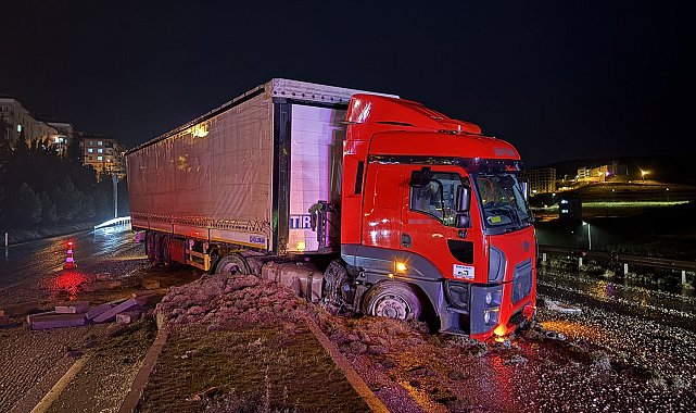 Tır refüje çıktı, 2 otomobil zarar gördü