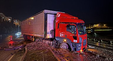 Tır refüje çıktı, 2 otomobil zarar gördü