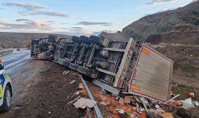 Tır şarampole devrildi, sürücü yara almadan kurtuldu