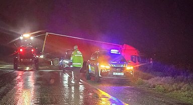 Tır şarampole uçtu