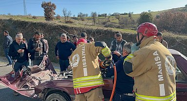 Tıra çarpan otomobil hurdaya döndü: Sürücü şans eseri kurtuldu