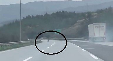 Tırdan fırlayan lastik otobanda yüzlerce metre ilerledi