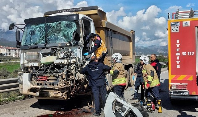 Tırla çarpışan kamyonun sürücüsü yaralandı
