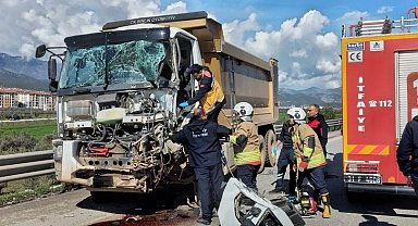 Tırla çarpışan kamyonun sürücüsü yaralandı