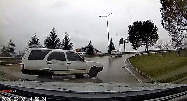 Tofaş marka otomobil yağmurda böyle spin attı