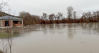 Tokat'ta Çekerek Irmağı taştı, tarım arazileri sular altında kaldı