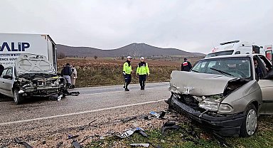 Tokat'ta iki otomobil kafa kafaya çarpıştı: 1'i ağır 7 yaralı