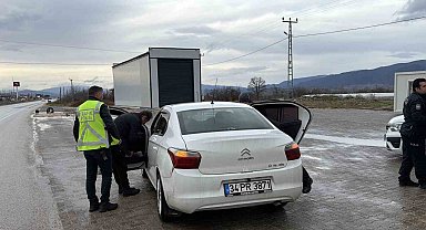 Tokat'ta uygulama noktasında bir araçta kaçak göçmen yakalandı
