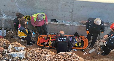 Toprak zemin kaydı, 3 metreden düşüp yaralanan inşaat işçisini ekipler kurtardı