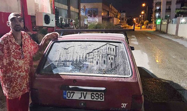 Tozlu araç görünce dayanamıyor, camları sanat eserine dönüştürüyor
