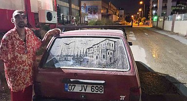 Tozlu araç görünce dayanamıyor, camları sanat eserine dönüştürüyor