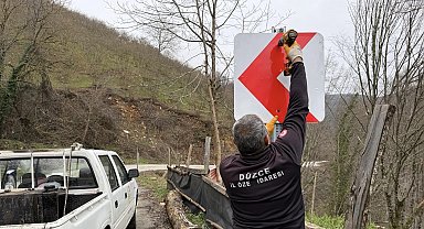 Trafik güvenliği için levhalar yerleştiriliyor