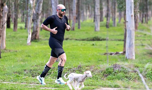 Triatlon yarışında parkura giren kuzu, renkli görüntülere neden oldu