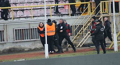 Tribünden atlayan Sakaryasporlu taraftarlar kelepçeyle sahadan çıkartıldı