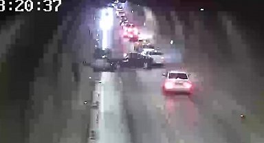 Tünelde otomobiller kafa kafaya çarpıştı, 1 kişi yaralandı: Feci kaza kamerada