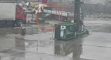 Turgutlu'da otomobil tırın altına ok gibi saplandı. O anlar kamerada