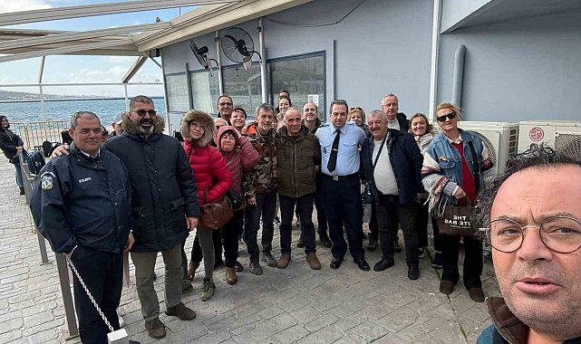 Türk turistlerden Yunanlı komisere çiçekli teşekkür