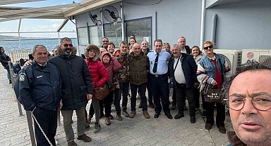 Türk turistlerden Yunanlı komisere çiçekli teşekkür