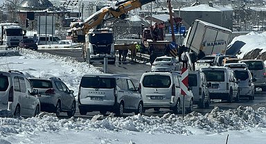 Tuşba'da tır kazasında uzun araç kuyruğu oluştu