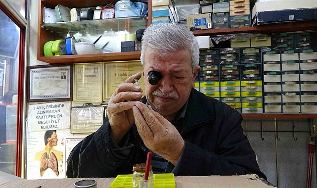 Üç metrekarelik dükkanda 60 yıldır zamana ince ayar veriyor