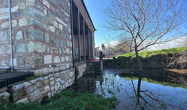 Uluabat Gölü'nün suları 625 yıllık camiyi tehdit ediyor