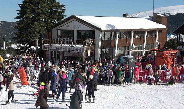 Uludağ'da güneşli hafta sonu: Zirve tatilcilerle doldu