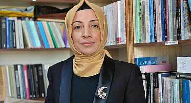 Üniversiteye girebilmek için çıkardığı başörtüsüyle akademisyen olarak kürsüye çıktı