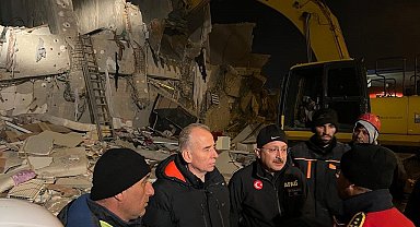 Unutulmayan fedakarlık: Kolunda kemoterapi serumuyla deprem bölgesinde çalıştı