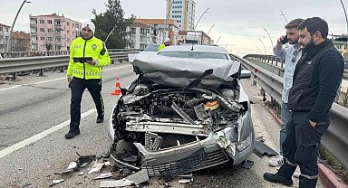 Uşak'ta 3 otomobil çarpıştı: 4 yaralı