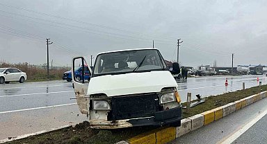 Uşak'ta panelvan aracın refüje çarpması sonucu 1 kişi yaralandı