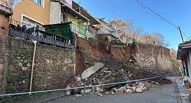 Uşak'ta yağış sonrası istinat duvarı çöktü, toprak kayması yaşandı: 3 ev tahliye edildi