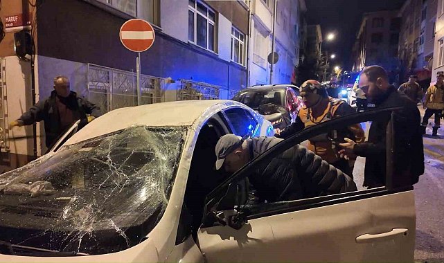 Üsküdar'da kontrolden çıkan otomobil iki araca çarparak takla attı