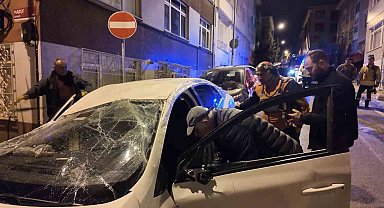 Üsküdar'da kontrolden çıkan otomobil iki araca çarparak takla attı